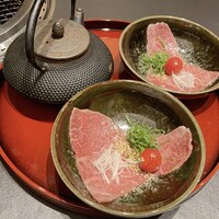 煌 焼肉 - 山形県米沢牛サーロインを和牛スープとトマトと共に