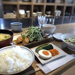 Hakkoushokudou - ◆ぶた・手羽先のぬか炊き定食(1200円）・・盛り付けもキレイで美味しそう。♫