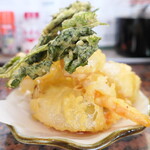 さくら - かき揚げ。玉ねぎの甘み、カリカリ食感。最初は塩で、次はニンニク醤油で