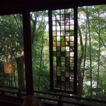 ステンドグラスをあしらった窓辺