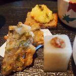 そば茶寮 澤正 - 蕎麦パンのカナッペ(上)ひき肉射込み大根(右下)蕎麦衣の寄せ揚げ(左下)