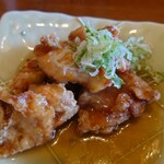 Komesada - 素揚げを退けてみた。
                        これだけ餡に浸っててもカリッと揚げられてるのが判る。
                        唐揚げとして食べてもこれは絶対に美味しい！