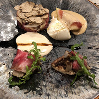ピアット ディ テアトロ ヒビ - 肉厚椎茸に牛蒡を芯にして巻いた近江牛　マッシュルームトリュフパウダーかけ　一口で頂けば速攻私服な時間がやってきます(*´∇｀*)
                    上の馬肉やイチヂクもそれぞれ楽しめる幸せプレート✨