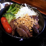 Narimasudainamaisakabagureto - ビフテキ丼には、フライドガーリック、刻みキャベツ、ブロッコリー、赤ウインナーがトッピング！！
