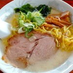 北海道ラーメン 新源 - チャーシュー、メンマ、ネギ、わかめ、鶏のひき肉入り