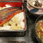 味道楽 - 小鉢と赤だし付き。