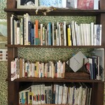 モイベーカリー - 店内に置かれた食に関する書籍など