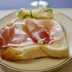 モイベーカリー - 私が昼に食べた「山食」、トーストしてプロシュットを載せただけ。脂身が溶けて発酵の香りが立つ。