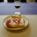 モイベーカリー - 当然、赤ワイン。私が作ったマヨネーズを使わないポテトサラダ付き