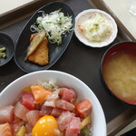 メフレ市場食堂 - 市場丼（¥600税込み）料理一品/味噌汁付き（料理一品は選べます）