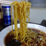 銀蝶 - ビタミンB2特有の黄色麺（水沢区の老舗ラーメン屋の特徴）