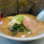 山岡家 - スープは100パー豚ガラ（背ガラか？）