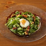 Spinach salad with bacon and warm eggs