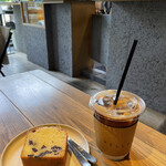 イエロー カフェ - アイスラテとチョコチップパウンドケーキ