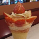 資生堂パーラー - 長崎県 島原地区産 “恋みのり”のストロベリーパフェ