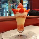 資生堂パーラー - 長崎県 島原地区産 “恋みのり”のストロベリーパフェ