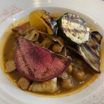 かすがい食堂 pirahu - スープカレー。豚肉に海老にアサリに…と具沢山！底が深いです。