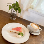 Kousha - 桃のレアチーズケーキとカフェラテ