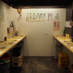 ペガサス餃子 - 店内（立ち飲みカウンター）