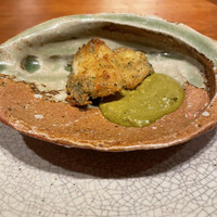NK - 鮑の香草焼きと肝ソースは卵の黄身で和えたもの。香草焼きって新しい！ソースもタルタルみたいで美味し♡