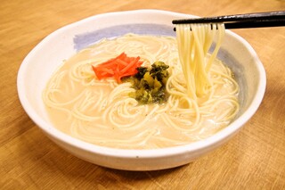 sotonomitachinomisuwarinomidokoroshimbashiheso - とんこつおでん（麺セット）