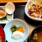 仙水 - 定食の焼き蛤とサラダ