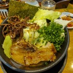 とんこつらぁめん 楽 - キャベツどっさりとんこつラーメン