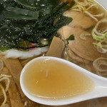 上海楼 - 黄金色のスープ、旨い。