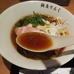 麺屋りんく - 醤油スープ