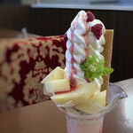 そらり - ＊ソフトクリームがそびえ立ってる。笑 クリームが滑らかで美味しいそうですよ。桃もタップリ。