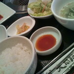 1050円。スタミナランチ（三種盛り）