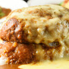 いずみバーグ - 料理写真:メガバーグカリー_ダブルチーズトッピングのハンバーグの厚みを見せている写真.