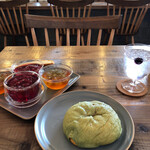 cafe&bakery C'est la vie - あっためたメロンパン。中にはメロンクリーム入り