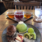 cafe&bakery C'est la vie - ピスタチオベリー(ケーキ単品)をイートイン。
      イートインならこのありサマービス。すごい