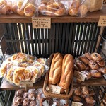 cafe&bakery C'est la vie - パン棚。これ一部。翌日、買ってたべたショコラロールや紅茶クロワッサンなんかも感動ものだった