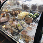cafe&bakery C'est la vie - ケーキとサンドイッチのケース。