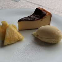 グリルうかい 丸の内店 - 季節のデザート（至福のバスクチーズケーキ）