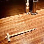 オオクサ - いつものシンプル極まりないカウンター　七味唐辛子や山椒の用意もありません