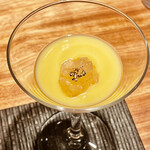 オオクサ - アミューズはしろみつとうきびと熊野地鶏のポタージュ