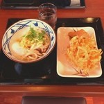 Marugame Seimen - 日替りセット、今日は「とろ玉うどん」いなり寿司と野菜かき揚げがついて550円！安い‼