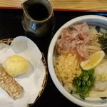 手造りうどん 楽々 - ぶっかけ大盛り、ちく玉天（上方から）