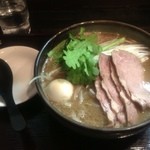 麺屋彩々 昭和町本店 - 味噌らーめんチャーシュー増し替え玉¥1050
                                最近味噌以外も人気の店ですが、やっぱ旨い！