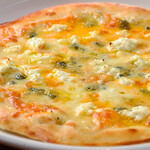 HICKORY Sea Side cafe - 5種のチーズのピッツァ「チンクエフォルマッジョ」