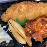 Honke Kamadoya - 白身魚のフライに唐揚げにポテトフライにキャベツサラダ。