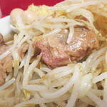 ラーメン二郎 - 豚の厚み