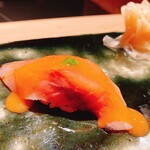 Sushi Ryou - 浅葱と生姜にいくらを裏込して煮詰めたソース。鯵に合うとは、、