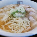 喜多方ラーメン 坂内 - 喜多方わんたんラーメン　880円
            麺