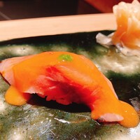 鮨 崚 - 浅葱と生姜にいくらを裏込して煮詰めたソース。鯵に合うとは、、