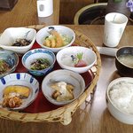 古母里 - 2009年４月ある日の日替定食。おかずのバリエーションが豊富なのが○