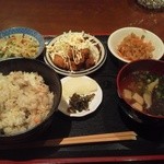 花の実 - 本日の日替わりは鯛めし。副菜も充実。